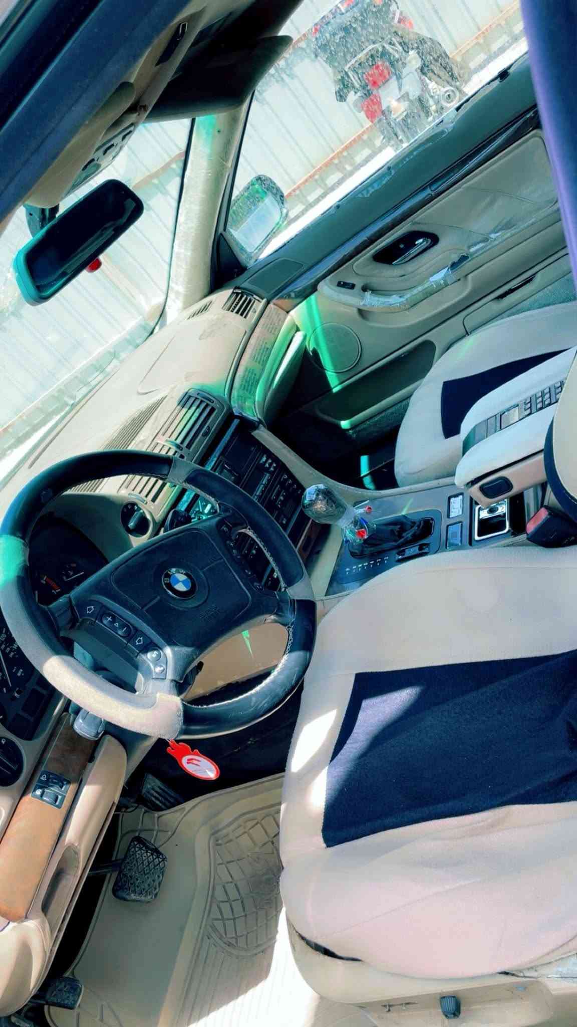 سةرتا بةناوي خوا 
                - [x] بيئمE38V8 
كاسيحة مؤديل 1998رةنگ سةيتوني 
بي ليدراو مواسفات  م
سلايت
كوشين خةزن 
يتةر 
تةربريت
ئاوينة كارةباي 
دةبل يرباك 
دةبل جام 
تةلةفون 
لايت زينون 
تاية لؤك 
ويل لؤك 
زؤر مواسفاتي تر 
سيارةكة ئارم باكانة بةشةر 
دنيار حرامةي لةسةر نية باكانةي 2025 
شوين هةولير 
تكاية ئةكةر مشتةري نيت 
نةبيزارمان بكة 
نةسةري خؤتو منيش مةهيشنة 
ولامي كؤمينت نادمةوة مشتةري تةلةفؤن بكة 
لةكةل رئزمان ***********فايبةر كورةك

نص مكتوب في الصور:
- AVITO.MAGAZ