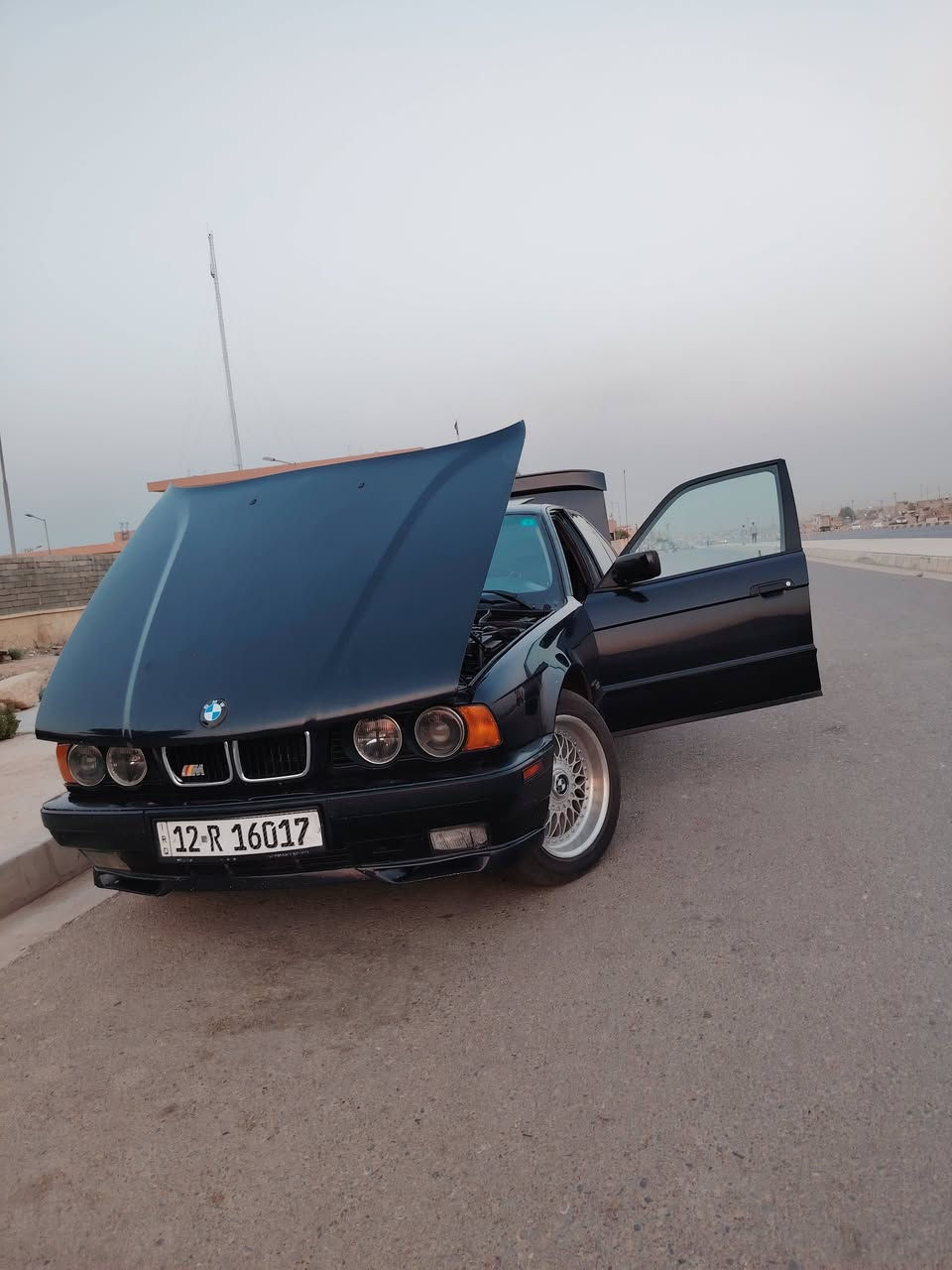 السلام عليكم  السياره بلاديه ماملعوب بيه ولا محور بيه اي شي  واعلا فائه بالمواصفات 
رقم نينوى دولي انا الشرعي 
موديل ١٩٩٤
حجم ٥٤٠ اصل بدون تحوير
مكينه ٨ سلندر
كير تماتيك
باور كهربائي بلادي 
كروس مثبت سرعه
ويل ١٧
تايرات جدد
باتري جديد
تبريد شاد منضومه جديده شرط قطعتين ثلج
غرفته جديده
جامات كهرب ويه القفل
فتحه طكتين
منضومه لايت آل اي دي أصفر 
وبيه هواي مواصفات
السياره اعلا فئه بالبي ام
السعر ٨٥ وبيه مجال
مكانه الموصل
التواصل ***********
***********

