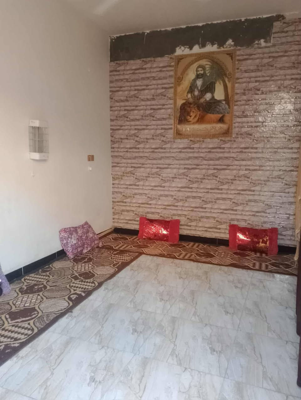 بيت للبيع سديناويه شارع اليودي للسفينه مساحته 120يحتوي على غرفه جبيره 6باربعه وصاله جبيره ومطبخ ومنور واستقبال وصحيات داخليه وخارجيه البيت بناء طابوك كونكريت مسلح السعر 51وبي مجال للاستفسار  *********** البيت زراعي
