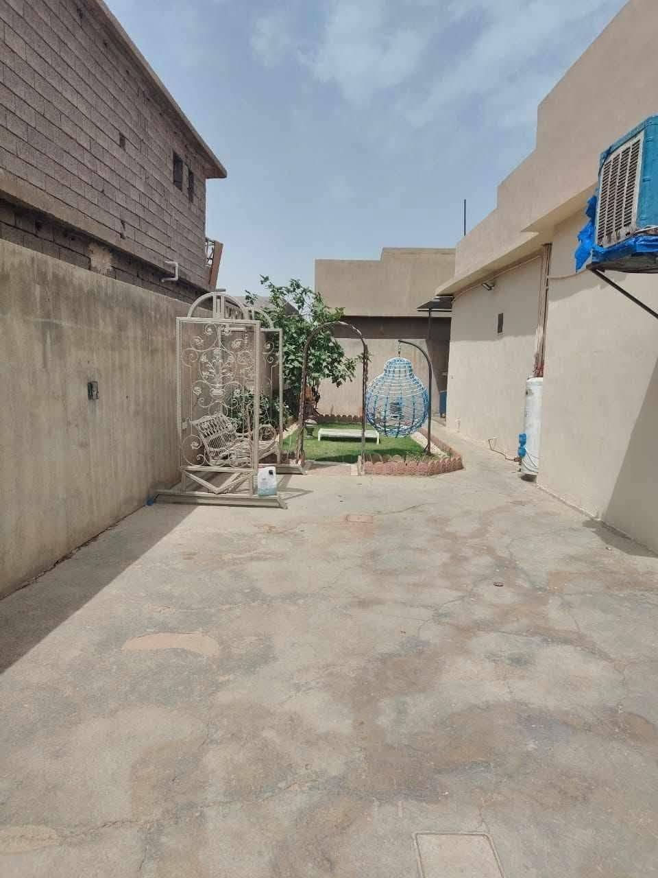 دار للبيع رقم  بمساحه 255م مساحة البناء150م
يتكون من استقبال مطبخ 2غرف نوم بيتونه
حي انصر خلف جامع النصر كامل خدمات
سعر المطلوب 84 ومجال بسيط
***********
***********
