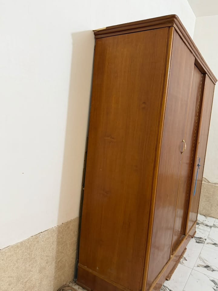 كنتور ثلاث أبواب. نضيف العنوان النجف مقابل قريه الغدير ***********واستاوب فقط خشب عراقي نوعيه زين سعر 125بي مجال

