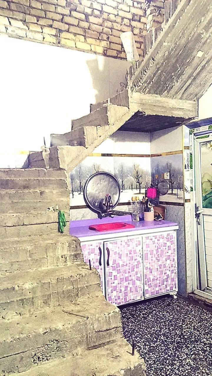 بيت للبيع مساحتة 80 متر قرب حسينية زينب الكبرى نضيف كلش وجاهز للسكن طابقين فوگ بي غرفتين نوم وصحيات الشراي يتواصل وياي خاص ويتدلل سعرة 65
