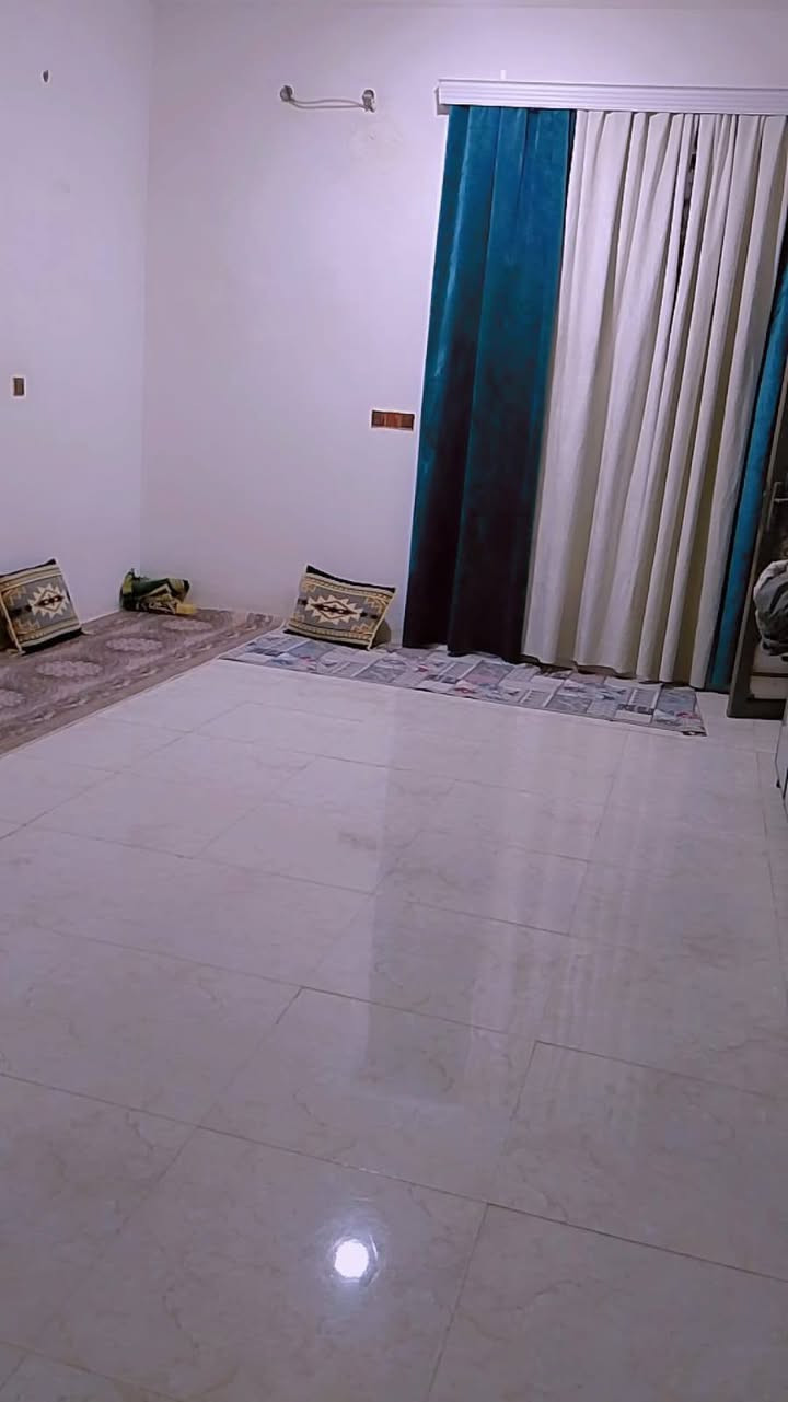 السلام عليكم البيت البيع المساحه 200مطلوب سكان 18 سعر خاص  مكان ناصريه حي الفداء شارع الجوء يم شارع 60 رقم الهاتف ***********
