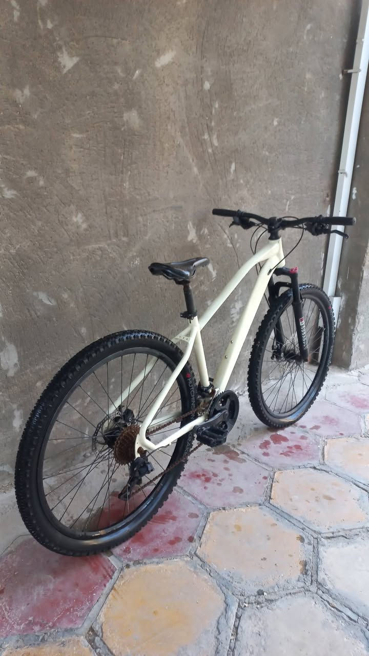 للبيع  
وبسعر 170 ألف بس

دراجة MTB المواصفات : 
حجم  27.5
7 تبديل خلفي 3 امامي 
سرج طبي 
اطارات من نوع HUTCHINSON KRAKEN 
بريكات دسك امامي خلفي حجم 160
دبل امامي هايدروليك فتح وقفل
نضافة 90% 

كل الاجزاء هي اصلية وشغاله بالكامل 

يأتي مع الدراجة 
سرج إضافي هدية  🎁 
وزوج اطارت إضافي هدية 🎁
 

مكان _ كربلاء _ الحسينية
تواصل 
*********** رقم واتساب
