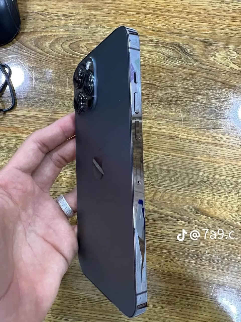 آيفون 13 برو ماكس مثل بل صوره جديد شرط كفاله وعل فحص 
ذاكره 256
بطاريه 87
مكاني بغداد حي النصر 
السفسار نتصال 

‭***********‬

نص مكتوب في الصور:
- @7a9.c
- J@7a9.c