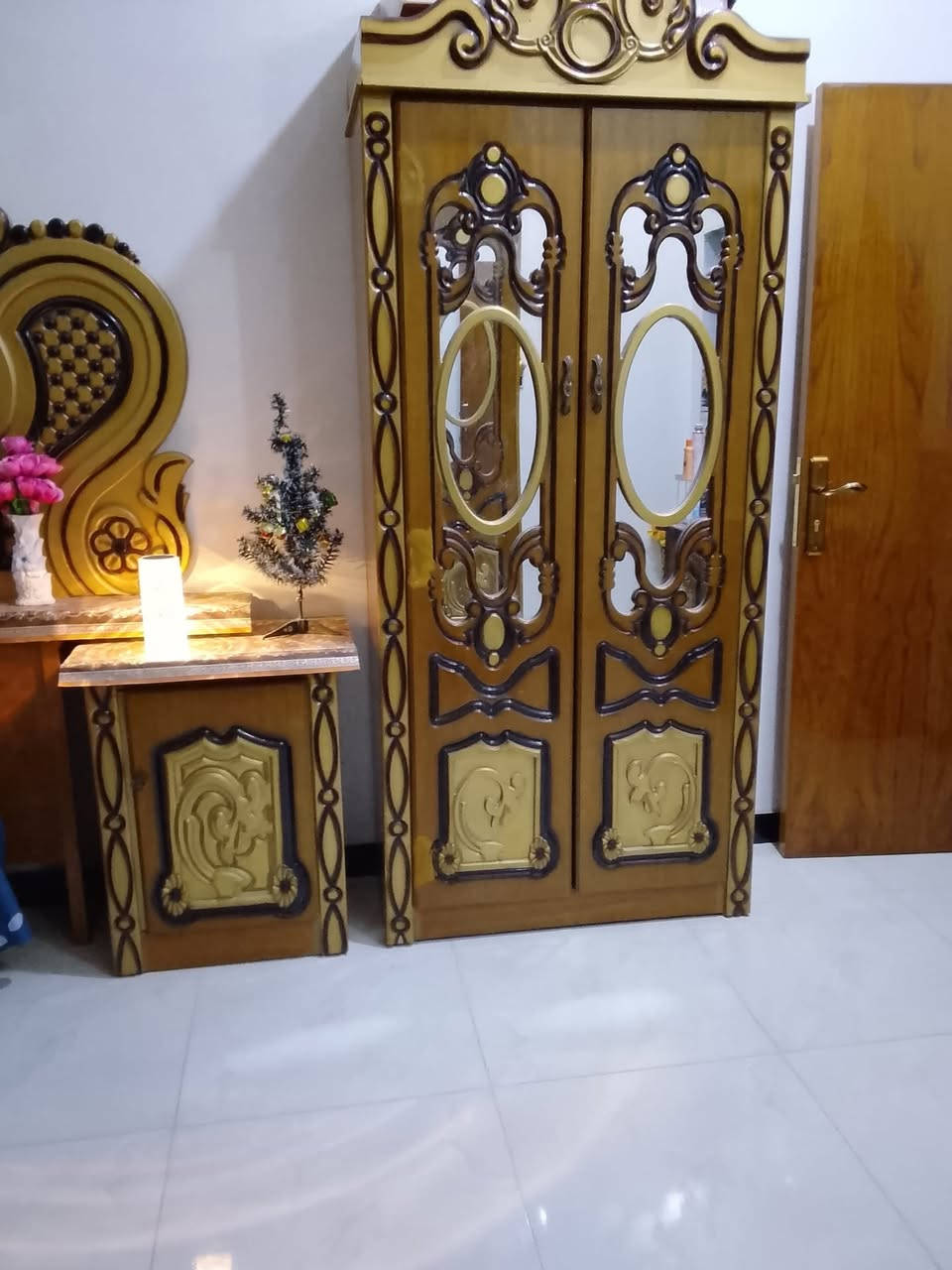 سلام عليكم غرفه اخشاب للبيع مستعجله على البيع نريد نشيل والاغراض متعبر الغرفه امأنه الله جديده وأبد مامتعوبه فقط  جامه المرايه مكسوره وتبدلل بسعر مناسب سعرها 800بيه مجال للشراي مكاني الناصريه سوق شيوخ فضليه الرقم لتواصل ***********
