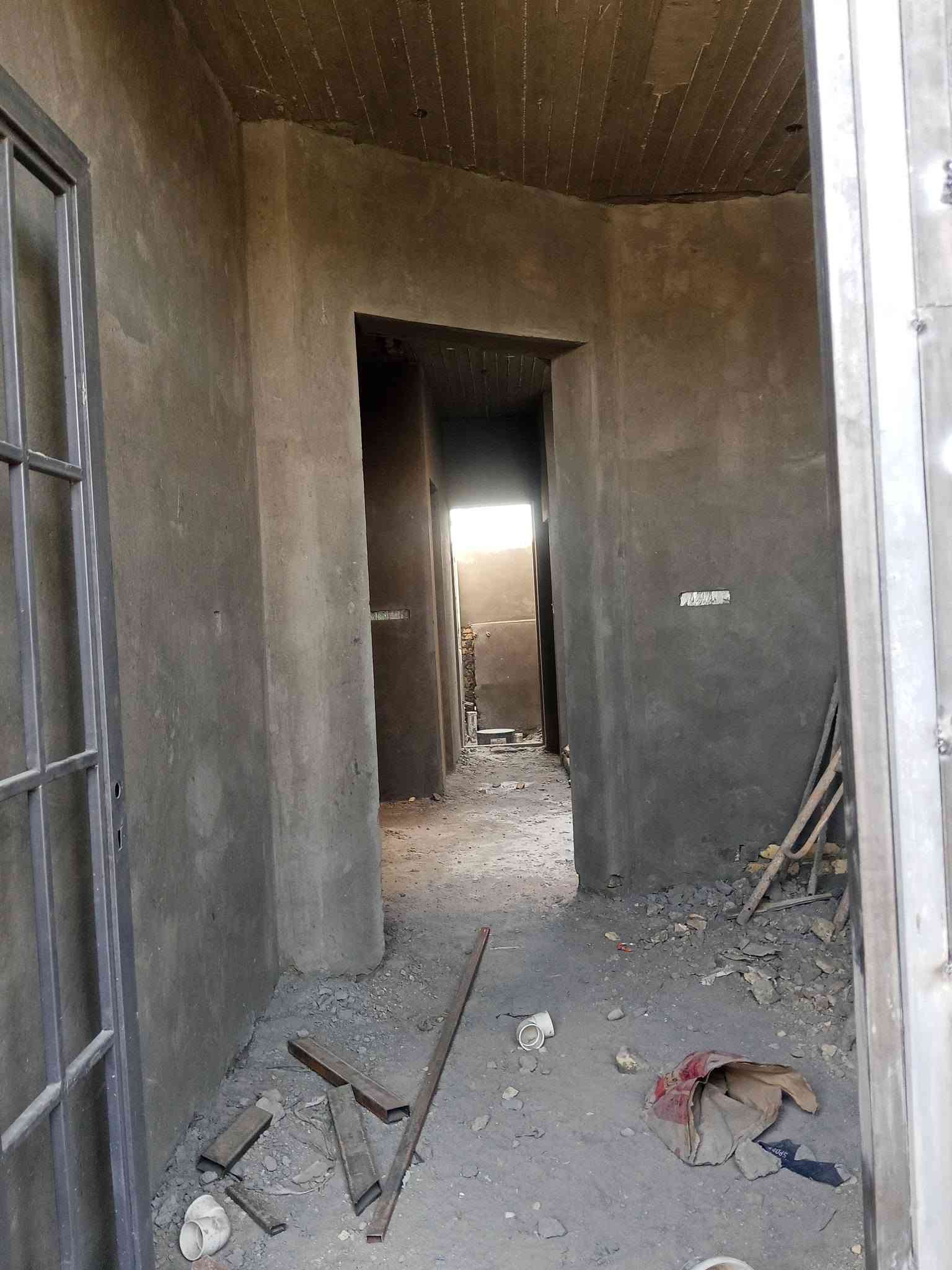 بسمه تعالي  
بيت للبيع مساحته 100متر 
واجهه 7/25 نزال 14 مكانه الصخيين قرب حسينيه الساده الاعرجيه متكون من غرفه وصاله ودوانيه ومطبخ حمام خارجي حمام داخلي  يبعد عن السايدين 30 متر 
ماي ومجاري حكومي  وكهرباء  السعر 53  وتساب فقط وتصال *********** اذا تريد فيديو بيه تفاصيل اكثر متواجد وتساب بيه وصل تطويب
