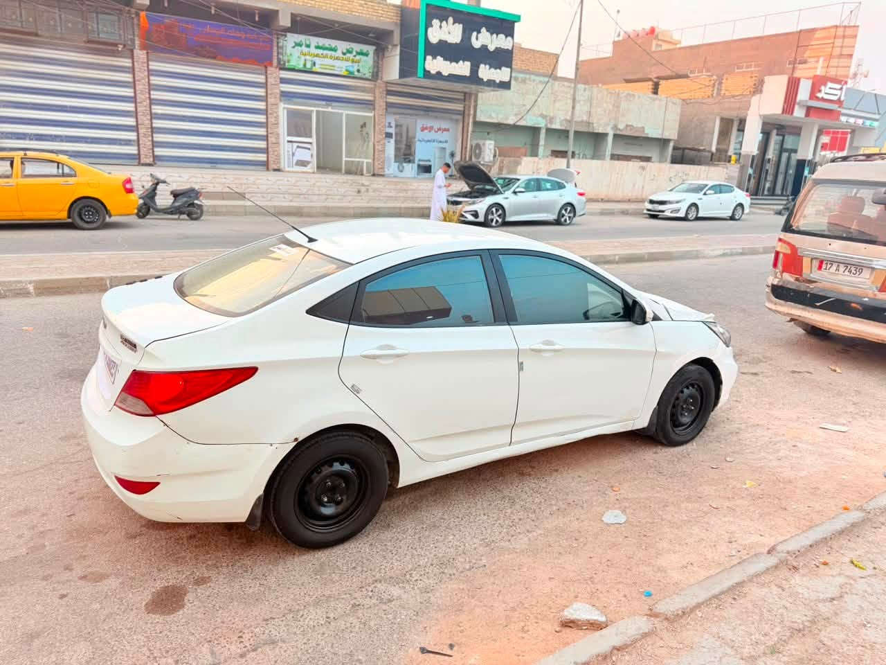 السلام عليكم هونداي اكسنت 2013 خليجي محرك 1600 رقم ذيقار بأسمي 
تحويل مباشر رقم الدولي سنويه جديده 
بيهه رشت صبغ فقط السياره جديده 
كير مكينه حداديه تبريد السياره جاهزه
من والى المكان السماوه المركز
السعر 76 وبيهه مجال للاستفسار 
***********

