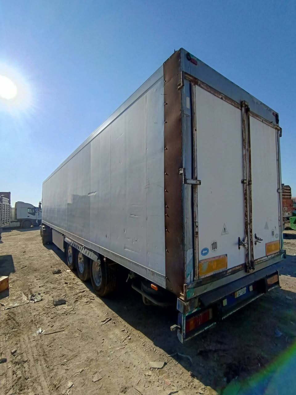 للبيع براد كرفان أو مخزن يصير طول 1360 ارتفع مترين و, 50 عرض مترين 50 سعر بي 40 ورقه بدون تبريد
