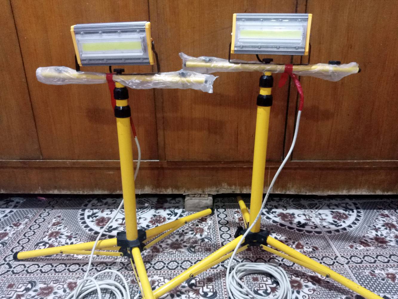 للبيع طقم إضاءات LED Flood Light

للبيع عدد 2 إضاءة LED Flood Light قدرة 50W لكل إضاءة، بحالة ممتازة وشبه جديدة واستخدام قليل جداً.

المواصفات:
💡 القدرة: 50W لكل إضاءة
💡 النوع: LED Flood Light / Work Light
💧 مقاومة للغبار والماء IP66
🔄 رأس الإضاءة قابل للحركة للأعلى والأسفل ويدور على المحور لتوجيه الإضاءة بالاتجاه المطلوب
📏 ستاند ثلاثي الأرجل قابل للارتفاع، يوصل تقريباً إلى 172 سم
📦 طول الستاند وهو مغلق تقريباً 29 سم
🔌 سلك كهرباء بطول 5 متر لكل إضاءة
🔌 بلك ثلاثي لكل واحدة
🦵 ستاند ثلاثي الأرجل لكل إضاءة
الحالة نظيفة جداً وشبه جديدة
الاستخدام قليل جداً
مناسبة للتصوير، الاستوديوهات، الفعاليات والمناسبات، الورش، الأعمال الخارجية، الإنارة العامة وغيرها.
العدد: 2 إضاءة كاملة مع الستاندات والأسلاك.

 السعر: 120,000  للزوج 

• [أسعارهم بالمواقع توصل لـ 185$ للقطعة الوحدة]


📍المكان: [البصرة-ابي الخصيب]