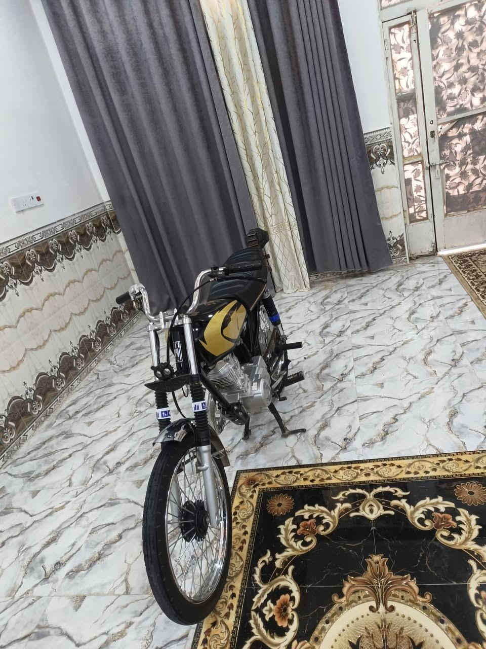السلام عليكم دراجه تعمير للبيع اوراق سكنر شاصي مديل 25وتعميره 26مكينه رابيدو الاصليه مكفوله ما مفتوحه دراجه كفاله عامه من الشخط ربع ماذب عليها السعر 750وبيها مجال قليل المكان قضاء الشطره رقم الهاتف ***********
