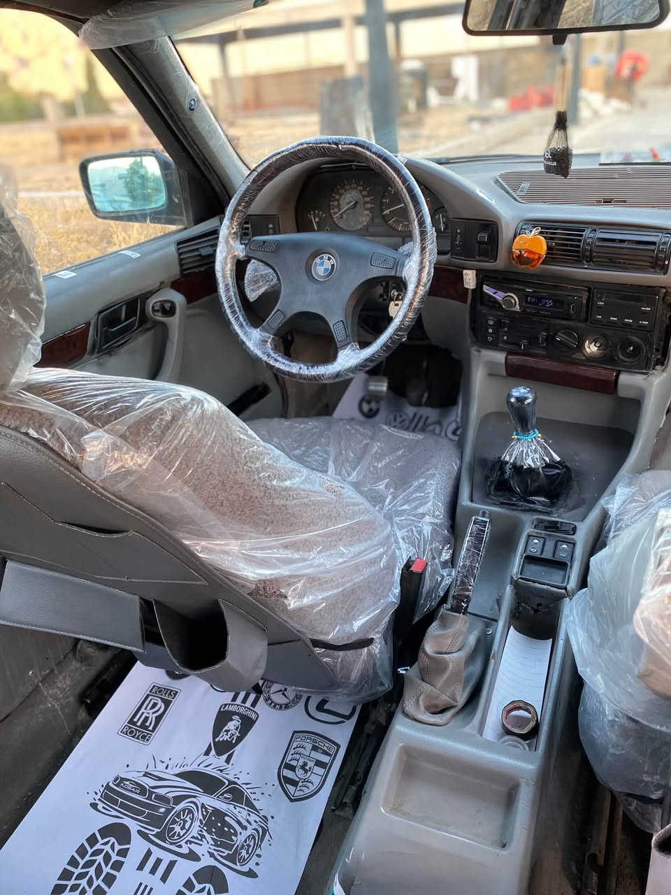 بەناوی خوا , BMW مۆدیل 91 کراوەتە 95 ، نیلی ، مەکینە 520 گێڕ حادی کلاج ڕادیس 🚀لە قوەت بێزارە ، ئاڕم پلاستیک هەولێر ئاڕموو ئەوەلیات و پلێتی ئەسڵی و موس و بڕاوەو لێدرانیش بەشەرت ، تازە کورە کراوە بۆ جوانی چاڵو قوپی نیە ، گێڕو مەکینە ئەوروپی هەڵمیشی نیە کارەبای و تەقەو ڕەقە هەموو گیانی بەشەرت ، 4 تایەو ویل حەسیر لۆک ، پێش گەورە , تەحدید سرحە ، لایت ئەڵقە ، دەحامی Mسپۆڕت ، جام کارەبا ، کوشن پەڕۆو جڵدی بیلادی ، فۆڕمیکا ، بەگ لایت سەر سپی ، جامی پێشێ نوێ ،  ، سەرە گزۆز M , زۆر شتی تر بەس ماشەڵڵای دەوێ ماڵەکە وەسفی ناوێ خۆی دەدوێ ، نرخ (37) گەڵا مەجالێکی برایانە  شوێن (ڕانیە) (*********** )
