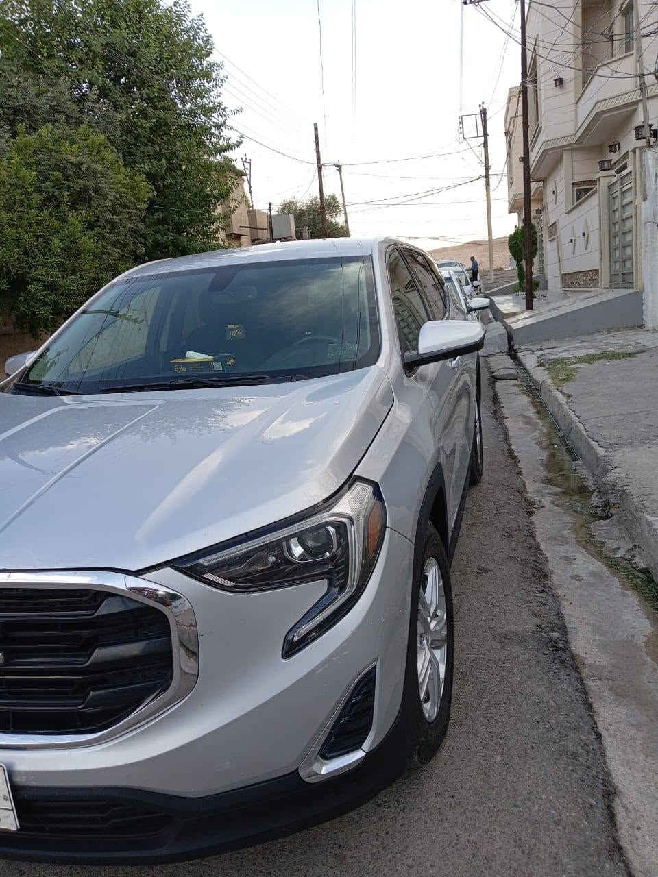 المواصفات ...
Gmc تيران موديل ١٨

سيارة باسمي وبيها كوبون باتزين
رقم نينوى. 
✔️المحرك ا تيربو السياره طياره 
✔️الكير ٩ نمر اقتصادي 
✔️بصمه تشغيل وخمس بصمات باب 

✔️شاشه بالدشبول
✔️وكامره دواره خلفية 

✔️فول تحكمات ستيرن امامي وخلفي مع كروز سرعه
✔️كشافات جانبيه نقط عمياء 
✔️نضام تزحلق ونضام نزول المرتفعات
✔️نضام السير في الطرق الثلجيه  
✔️التبريد ثلاجه  تحكم يسار ويمن اختياري

✔️الكير دكم والسايد بريك كهربائي اوتماتيك مع الكير
وبيها هواي بعد مواصفات واوبشنات حلوه.
ضرر قطعين صندوق امريكا بدون اي دواخل..
ويمي باب يمين الخلفي..
رصعات بسيطه.
.. السعر 160 بي مجال 
***********
