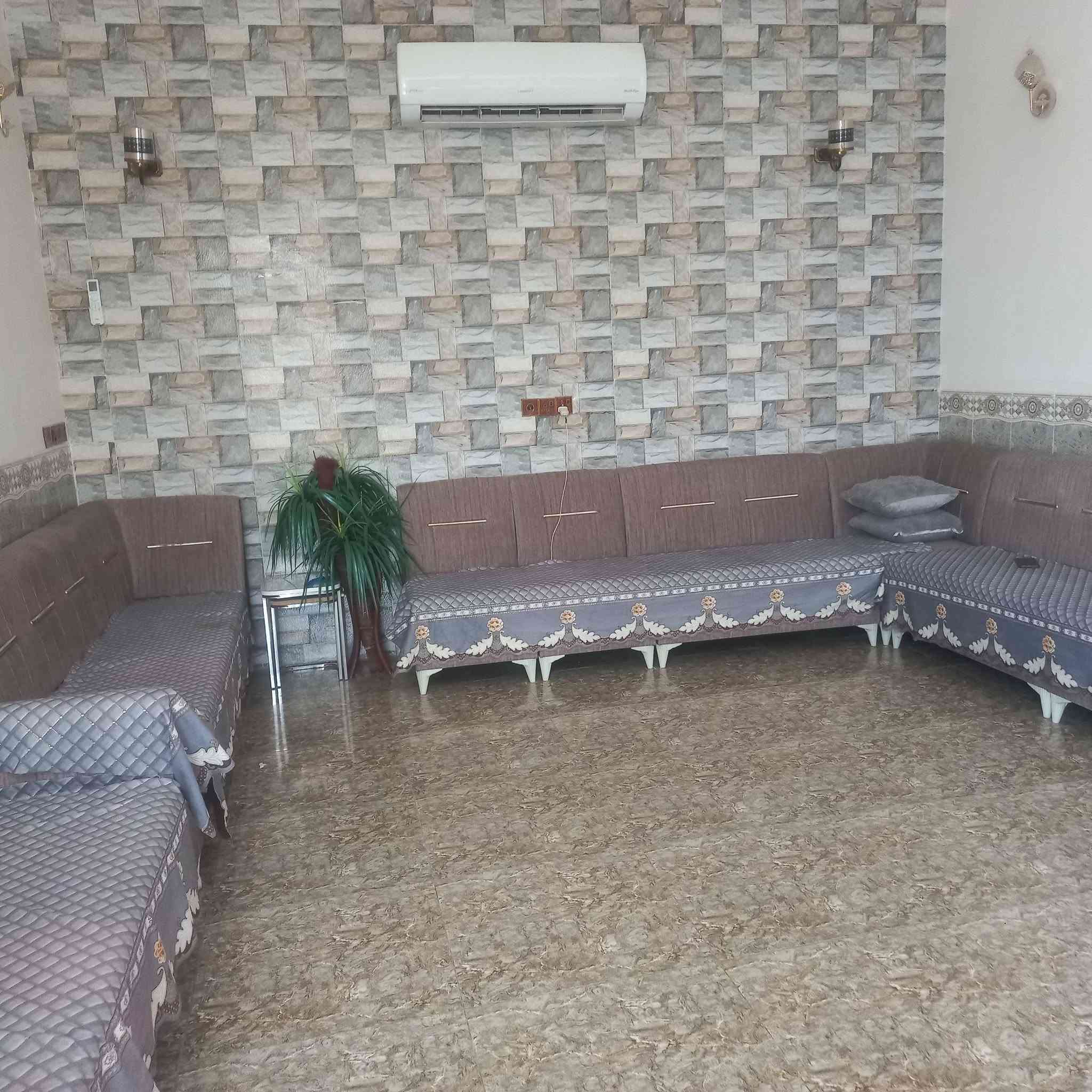 سلام عليكم 
بيت طابقين للبيع يتكون استقبال وصالة و 4غرف +مطبخ خارج وداخل +كافة الخدمات مع المجاري.+المساحة 300متر
العنوان /حي كريم قرب مستشفى الامام علي 
الاستفسار *********** او ؏ الخاص.
