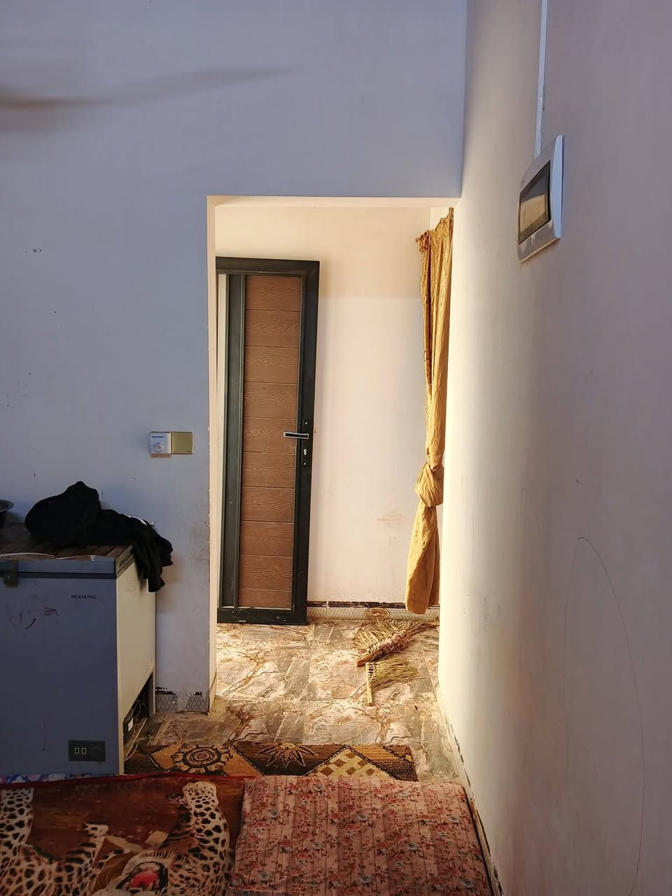 دار للبيع 100م مربع بي نواقص بس بيبان داخليه اوسقف ثانوي غرفتين نوم واستقبال عنوان حولي حي العسكري الزراعي قرب جسر ليلان رابع فرع من الشارع العام
سعر ٣٥ اوبي مجال 
***********
دار للبيع 100م مربع بي نواقص بس بيبان داخليه اوسقف ثانوي غرفتين نوم واستقبال عنوان حولي حي العسكري الزراعي قرب جسر ليلان رابع فرع من الشارع العام
