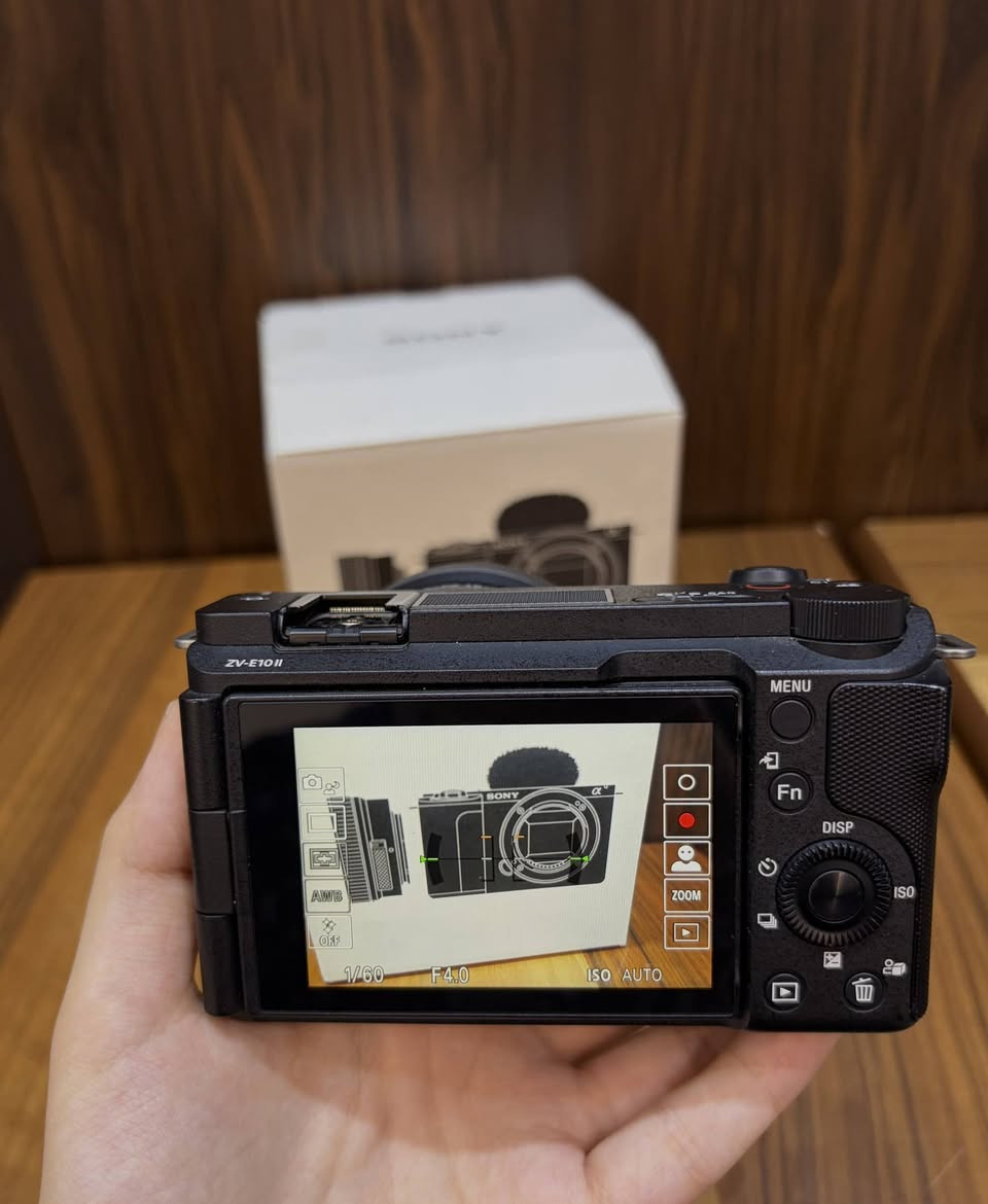 كاميرا (Sony ZV-E10 II)  بمستشعر APS-C بدقة 26 ميجابكسل، ومعالج BIONZ XR، وتدعم تصوير فيديو بدقة 4K بمعدل 60 إطاراً في الثانية وبألوان 10-bit للاستفسار الاتصال على الرقم *********** السعر 1250مليون وربع العنوان المشتل شارع المدارس يوجد توصيل لجميع المحافظات
