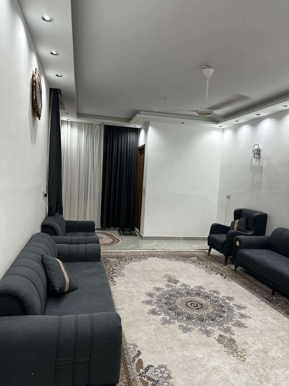 بيت مودرن بناء 25  🔥🔥🔥
حي الفارس 200 م على ساحة و شارع 15 طابق ونص غرفتين نظام سويت وغرفة الثالثه غير مسقفه مطلوب إسكان 50 مليون وسعر التطلوعه 260 مع مجال ***********
