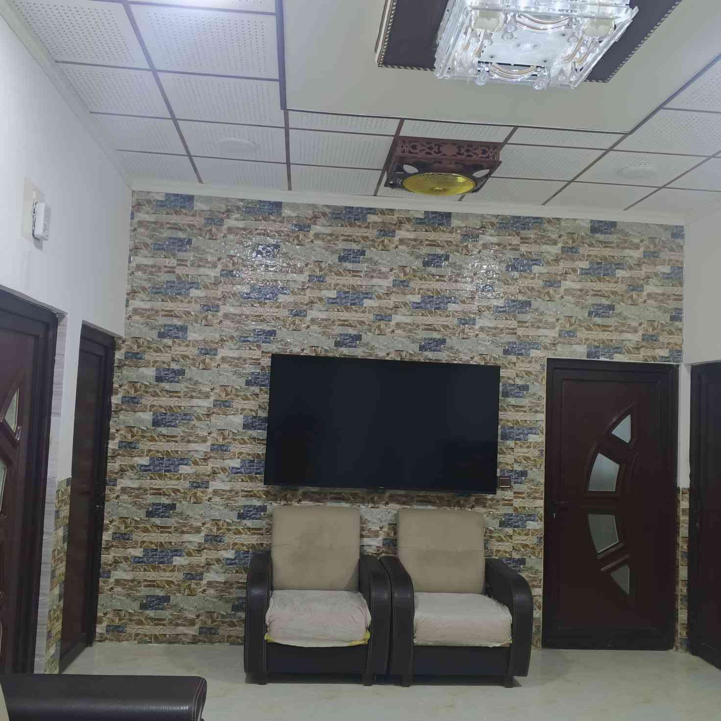 بيت للبيع فول سيراميك سقف ثانوي بيبان وشبابيك pvs تركي .مساحة/250 البيت مكون من 2غرفة منام هول استقبال مطبخ  وبيتونة طارمه صحيات منور وگراج /عنده معاملة طابو 
للاستفسار/***********/رابرين الاولى بصف ٧نيسان
