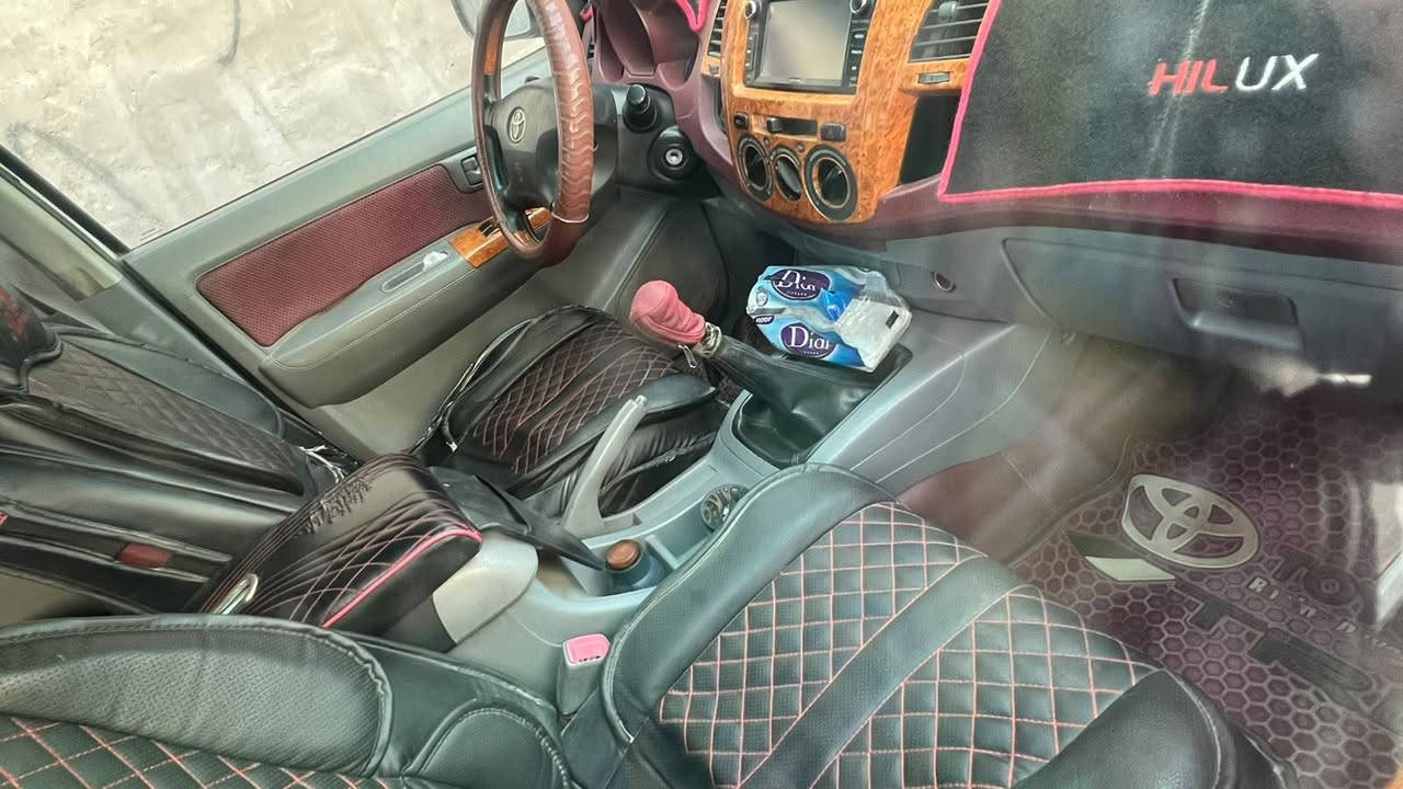 السلام عليكم
هايلوكس موديل ٢٠٠٩ للبيع فقط

كير عادي مكينه بلادي ما مفتوح برغي

نضافت الكشر خير من الله بيه شخطات قليله

سياره جاهزه من كل نواحي تبريد ثلج اي نقص مابيه انشاء الله
 بسمي تحويل شوكت متريد سنويه تسقط بشهر العاشر

السعر 155
رقمي ***********
