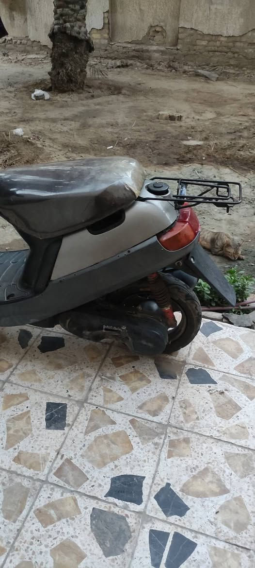 سلام عليكم  دراجه بتره للبيع مكينه مفتوحه  مكينته حلوه وناعمه مشي يخبل  بس تايرهه بنجر سعر 200 بيه مجال حك جيه مكاني ناصريه مركز يم كراج الموحد رقم ***********
