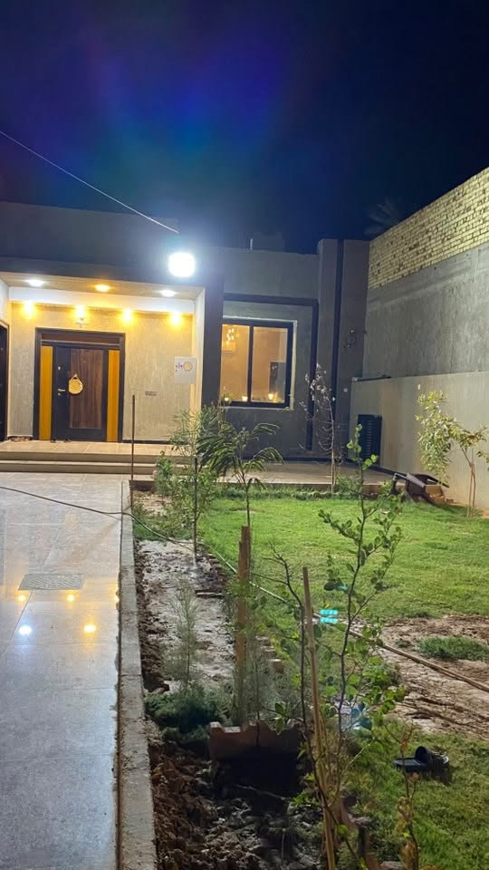 بيت للبيع المساحة ٥٠٠ متر طابو زراعي سند 25 مساحة البناء 220 والباقي حديقه مع طرمه كبيره
يتكون من غرفتين كبار بالاضافه الى صااله كبيره ومطبخ حار وبارد وصحيات وحديقه داخليه 
بناء درجه اولى 
الموقع الجمعيات حجي حسن الثانيه نهاية شارع المولده
للاستفسار اكثر يرجى الاتصال بالرقم (صاحب البيت) ادناه
 ***********
