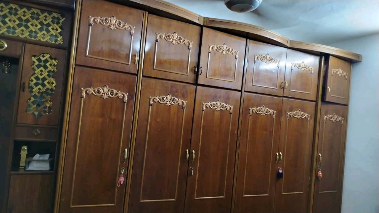 غرفه اخشاب كامله للبيع السعر المكتوب بي مجال اريد ابيعه لان غرفتي ضيگه مكاني بغداد ابو غريب. 