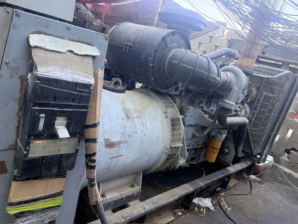 السلام عليكم 
مولده بيركنز انكليزي 550 KV 
المولده حلوه ونظيفه حيل مستعمله وبلاديه ما ملعوب بيها ابدد وجاره حمل مرتاحه المولد خير من الله وصالنصه كاتم العنوان بغداد 
للاستفسار الاتصال
 ‭***********‬
