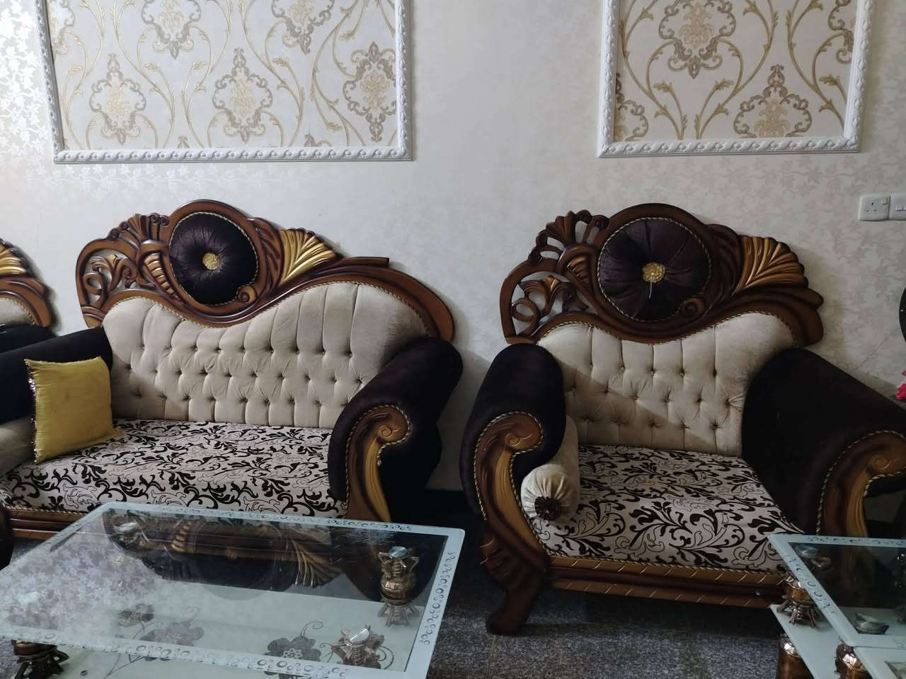 سلام عليكم تخم ملكي عشره مقعد نضيف جدن مع بردات بلونه باب وشباك مع سيت ماصات
العنوان حله سنجار 
السعر ٨٥٠ وبيهن مجال 
الرقم ***********
