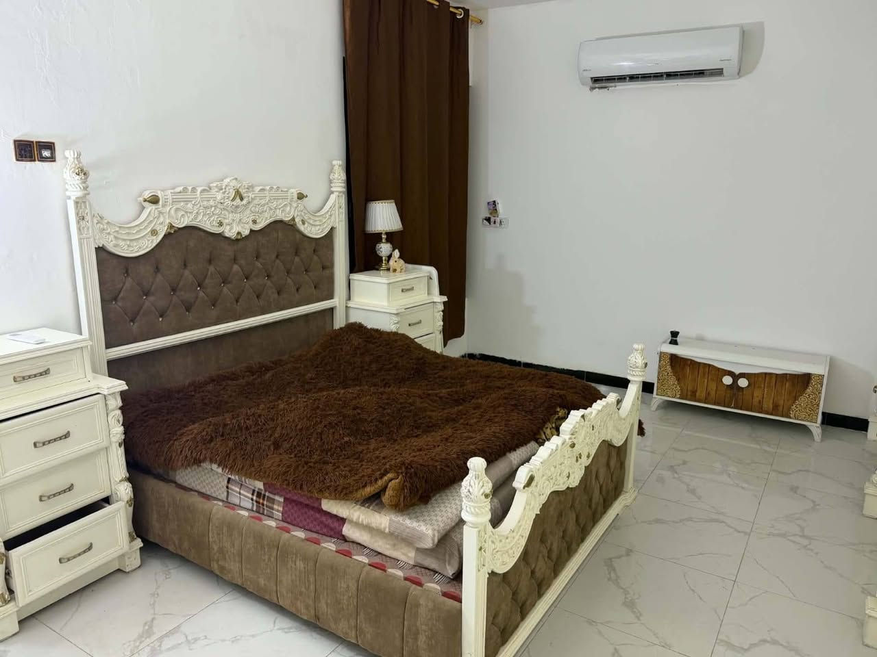 غرفة نوم • ثلاجة • طباخ
