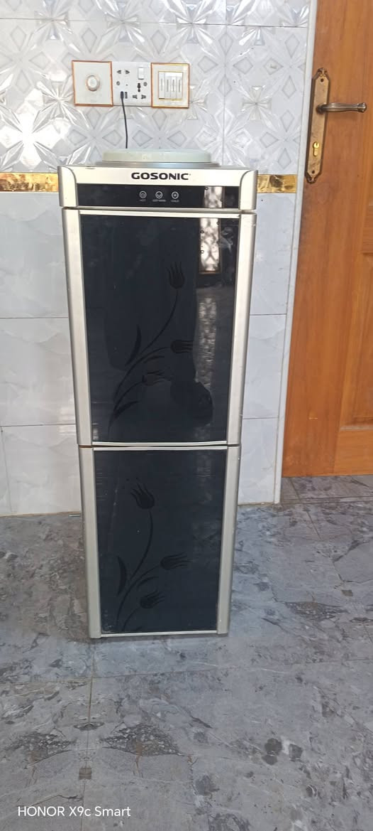 براد ماء للبيع ماء شرط البروده شغال اي نقص مابيه شرط تفحص اله تاخذه للبيع بسعر ٦٥ الف للتواصل ***********

نص مكتوب في الصور:
- HONOR X9c Smart