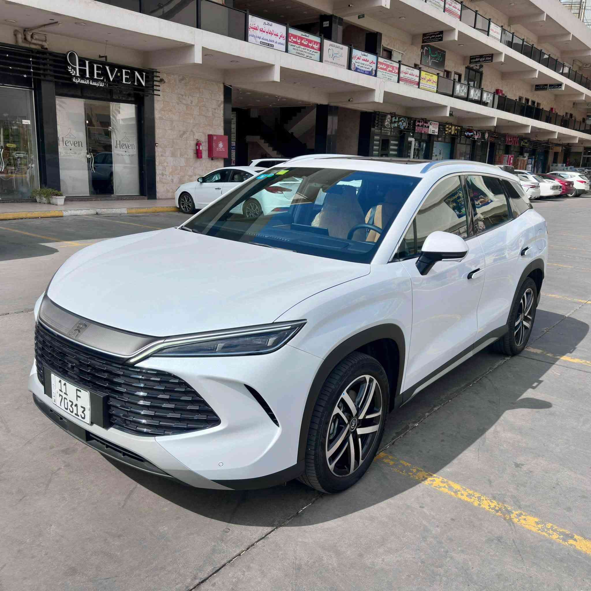 BYD SONG L
سنة الصنع :-2025
عداد المسافة الكلي :-6500 كم  فقط
مدى البطارية :-120 كيلو متر
المواصفات :- 
1- فتحة سقف بانوراما
2- بصمة ابواب وصندوق وتشغيل
3- كرسي السائق فقط كهرباء
4- داخل جلد مشمشي 
5- شاشة قلاب 
6- 5 كامرات
7-حساس امامي خلفي + رادار امامي
8- نظام حماية مراقبة بالكامرات DVR
العنوان :- الكرخ - حي الخضراء
السعر :-32.250.000د.ع بيه مجال جدا بسيط
للتواصل :-***********
