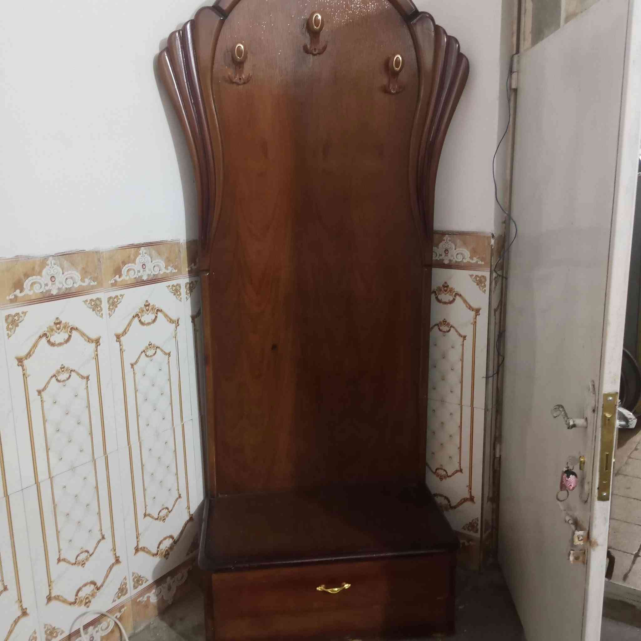 غرفه للبيع بسعر700 وبيها مجال 7 خانات نضيفه استخدام فقط 4 اشهر ***********
