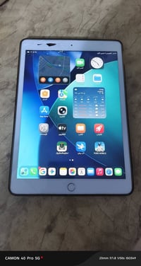 آيباد 8 • ١٢٨ • شاشة مكسورة