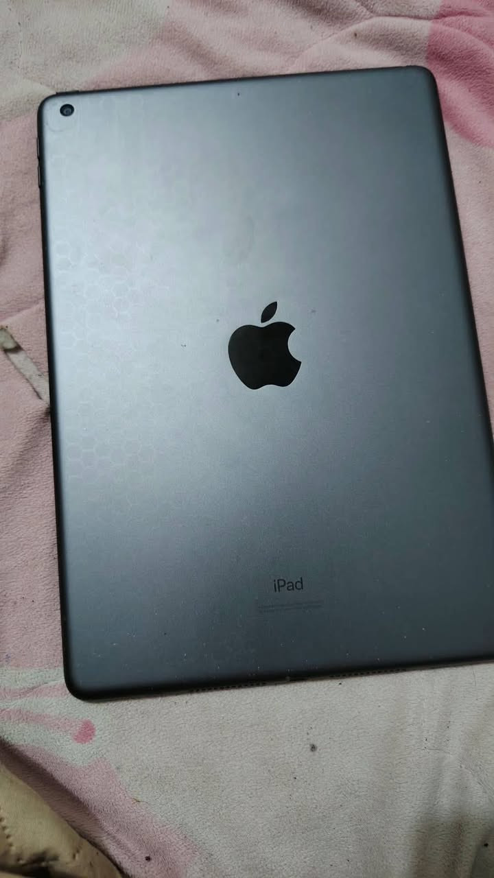 السلام عليكم ايباد 9 للبيع
• الشاشة: قياس 10.2 بوصة بدقة Retina واضحة.
• المعالج: شريحة Apple A13 Bionic لأداء قوي وسريع.
• الكاميرا: خلفية بدقة 8 ميجابكسل، وأمامية واسعة بدقة 12 ميجابكسل مع ميزة التوسيط 
ذاكرة 64 ايباد نضيف مابي اي شخط او ضربة 
رايدة 275 وبي مجال 
ملاحظة: الجهاز مابي اي ملحقات 
الرقم: *********** فقط واتساب
