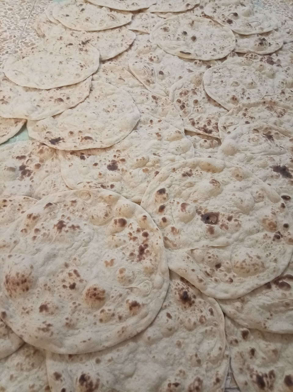 السلام عليكم 
خبز طيب ودرجة أولى الطحين من يمكم 10كرص بألف وأذا الطحين من يمي 5كرص بألف وللتواصل على الخاص أو على الرقم *********** العنوان حي الانتصار شارع ثلاثين قرب كرم مول
