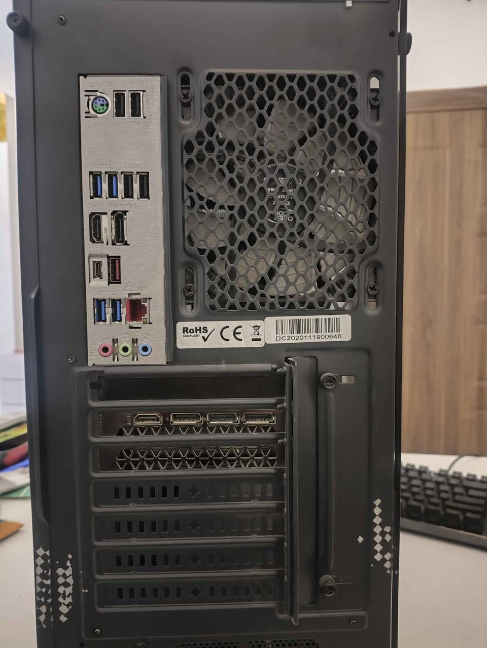 تجميعة للبيع ( كيس + شاشة + ups + headset )
case:
Intel i7-12700 
ALSEYE M240 Plus Liquid Cooler 
gigabyte z690 ud ddr4 
16gb ddr4 
rtx 3080 zotac gaming 
samsung m.2 980 pro 2tb 
ssd 2tb 
Hdd 1tb 
fsp hydro pro 800w bronze

monitor: aorus cv27q
27inch 2k/165hz
بيها اثر مال جكارة موضح بالصورة صغير بس ممأثر ع البكسلات عادي يشتغلن

ups: 2000 zeus offline

headset: HyperX Cloud II Wireless 

السعر 2 مليون كاملة
مكاني بغداد
*********** بغداد, العراق
