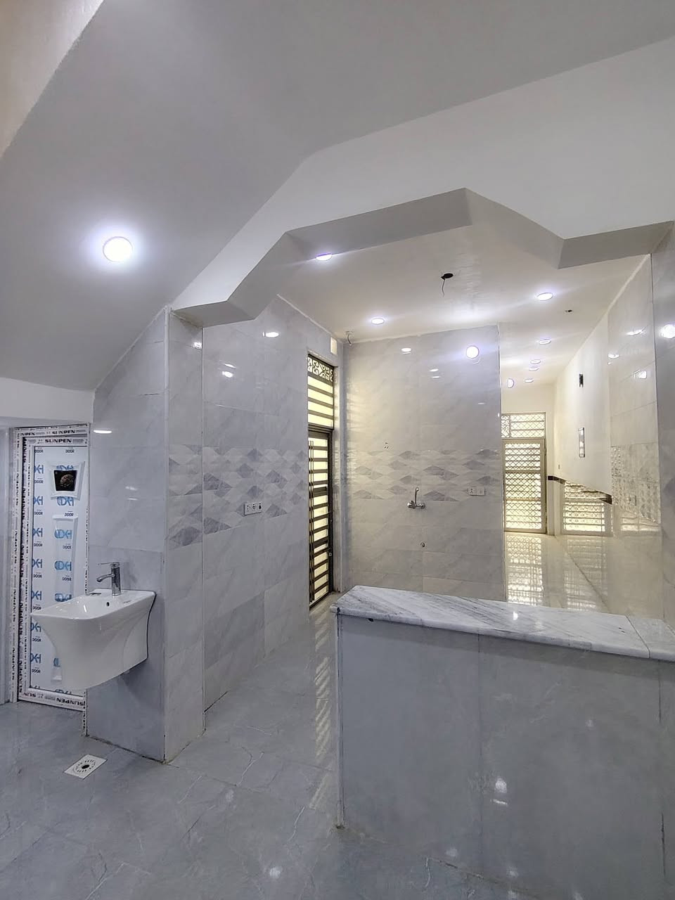 ياالله
@سلام عليكم
 البيع 
 مشتمل مساحه ((100)) متر طولاني
بناء حديث ومسلح 
يحتوي على استقبال وصاله ومطبخ وغرفة نوم وحمام وصحيات خارجيه
  العنوان العابجيه على شارع 20 م للاستفسار الاتصال على الرقم ***********
