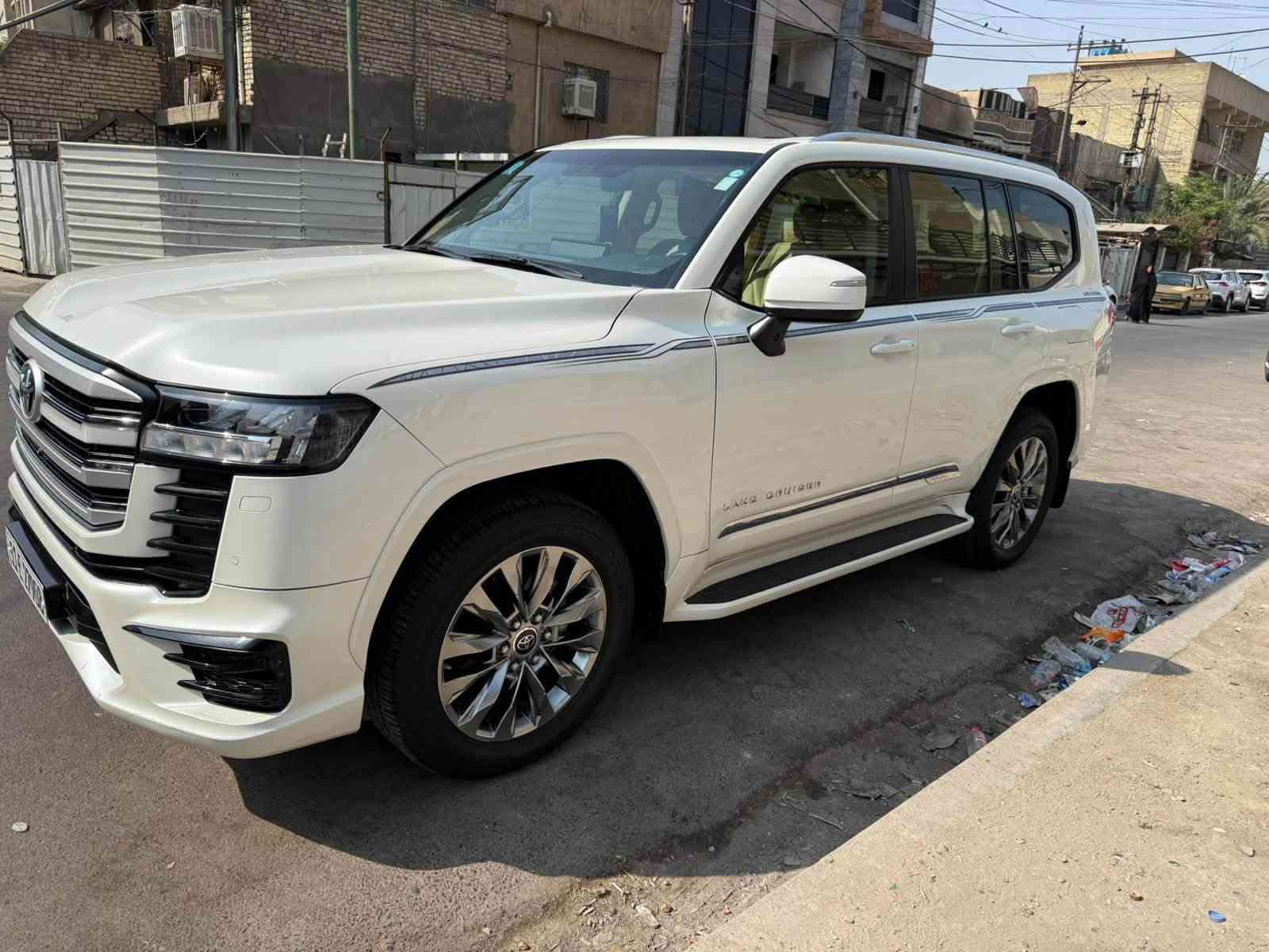 السلام عليكم لاندكروز للبيع موديل 23 رقم بغداد باسمي مكفوله من الصبغ والبارد ساز لمتدد ليدات امامي اربع كامرات معروفه اللمتدد بل مواصفات ماشيه 35 الف كيلو مكاني بغداد السعر 635 ورقه للاتصال ***********
