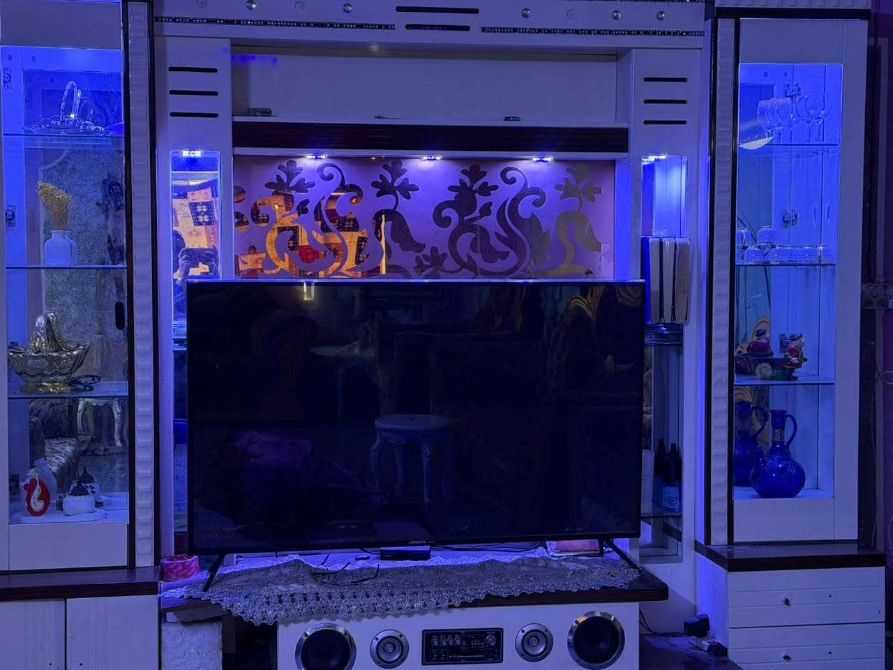 معرض حديث مع اناره حديثه مع ديجي بلوتوث اشتريته قبل ٤ اشهر ب 650 السعر الحالي 350 وبي مجال بسيط
تخم 5مقاعد نص عمر ب150 وبي مجال بسيط 
طبلات للبيع 5 قطع السعر 100
ويوجد ايضاً ثرياات حديثه جداً ديجي بلوتوث 65 وبيها مجال
الشراي ***********
