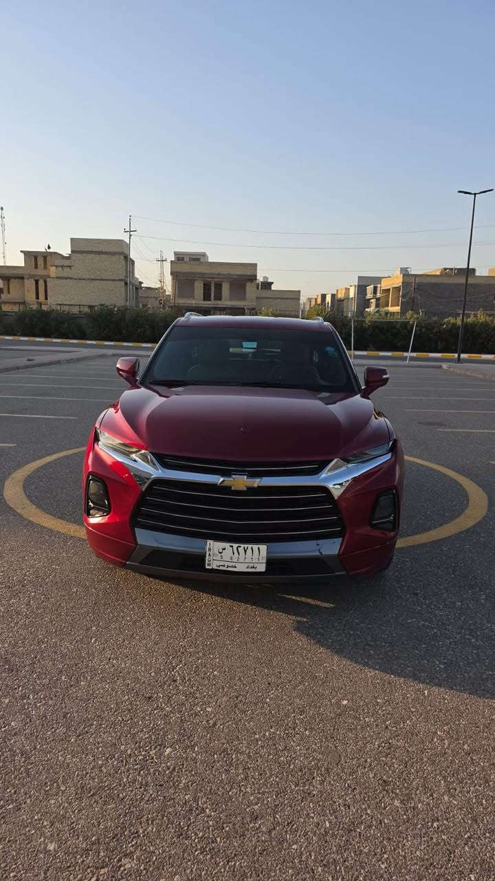 وارد أمريكي 🇺🇸 بدون ايرباك
الممشى: 75,000 كم
الفئة: Premier
المحرك: 3.6 V6
القوة: 308 حصان
الكير: أوتوماتيك 9 سرعات

المواصفات:
• داخلية جلد بيجي اللون
• مقاعد أمامية كهربائية
• مقاعد أمامية مدفأة ومبردة
* مقاعد خلفية مدفأة
• مقود مدفأ
• Bose Sound System
• Apple CarPlay و Android Auto
• شاشة وسطية
• كاميرا خلفية
•  بصمة
• مثبت سرعة
• تشغيل عن بُعد
• تحكم بالمقود
• نظام مراقبة النقطة العمياء
• تنبيه حركة المرور الخلفية

السيارة نظيفة ومواصفاتها عالية، وفئة Premier تعتبر من أعلى فئات البليزر.

مكاني بغداد حي الجامعه او اليرموك 

*********** بغداد, العراق
