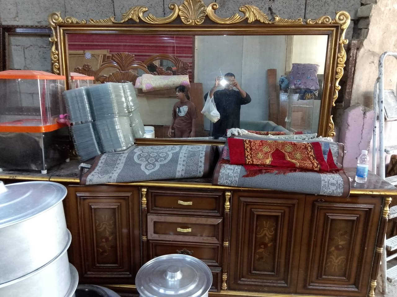 عارضه براد سعره 250 بيه مجال 
مكاتب صاج سعر الوحده 75 بيه مجال 
مدخل مصري 250 بي مجال 
طبلات 25
ميز صغير 25
كاونتر سنك وملحق 75 بي مجال 
مكان شارع فلسطين ***********
