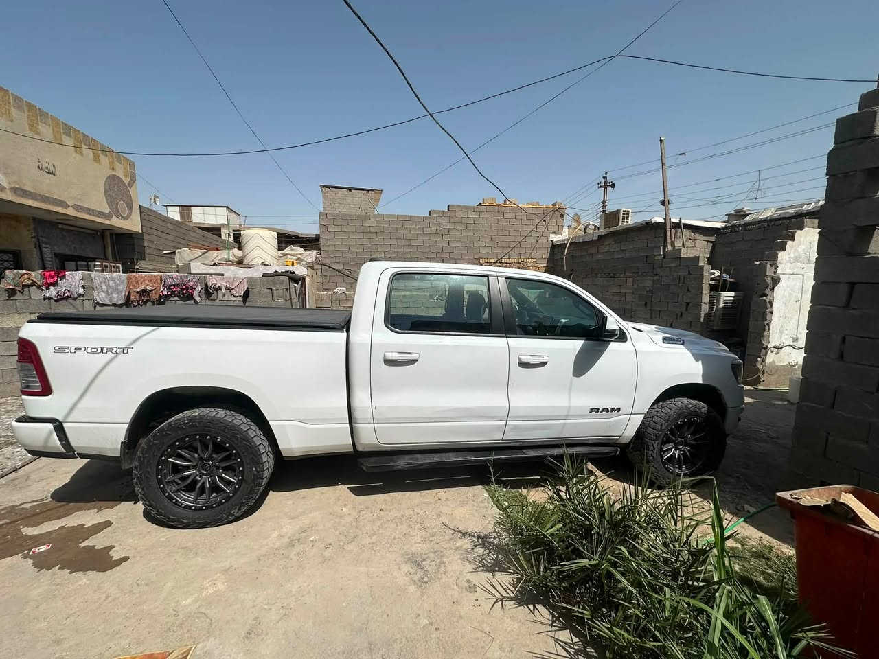 السلام عليكم 
دوج رام بك هورن باب طويل بدي قصيرموديل 23 
سيارة معلاية بأمريكا 
وكزوز بأمريكا 
8 سلندر 
سيارة ماشية جوة لـ 50
سيارة بيها شاشة طويلة 
كشن كهربائي 
سيارة مكفولة عدة هاي الضربة وطخة بصف الدوسة من الحادث
رقمها بغداد 
سيارة بيها موصفات كلش حلوة 
بيع مستعجل 

السعر : 275 وبيها مجال 

للاستفسار: ***********
