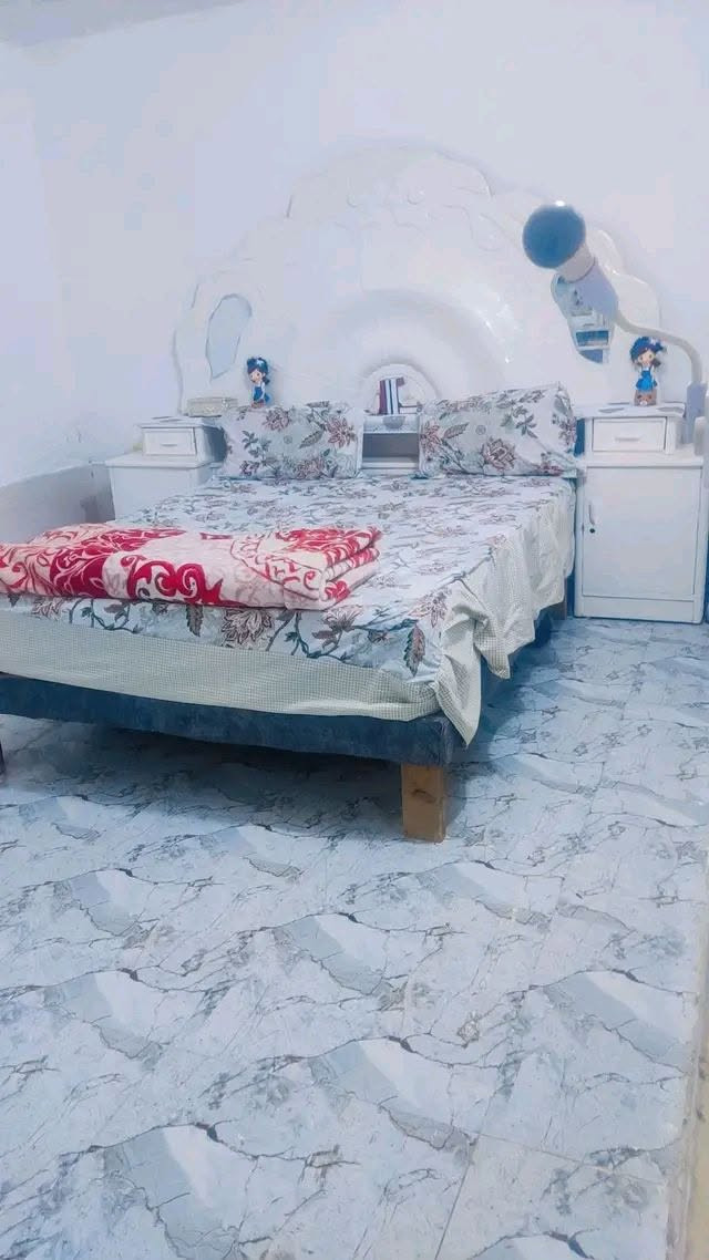 بيت حواسم خلف مركز ابو رمانه المساحه 190 
(( ما معوض )) علئ شارع تبليط ومجاري + خط كهرباء ثري فيز وبين البيوت الطابو
 ثلاث غرف  5 × 4 
 صاله 6 × 6 
 استقبال 6 ونص × 4 
مطبخ 5 × 4
ساحه بالامام 
كل البيت كاشي لون واحد + سيراميك
تأسيس كهرباء وماء جديد
مقدمة البيت لبخ ونثر 
التواصل علئ هذا الرقم *********** واتساب فقط 
السعر 23
