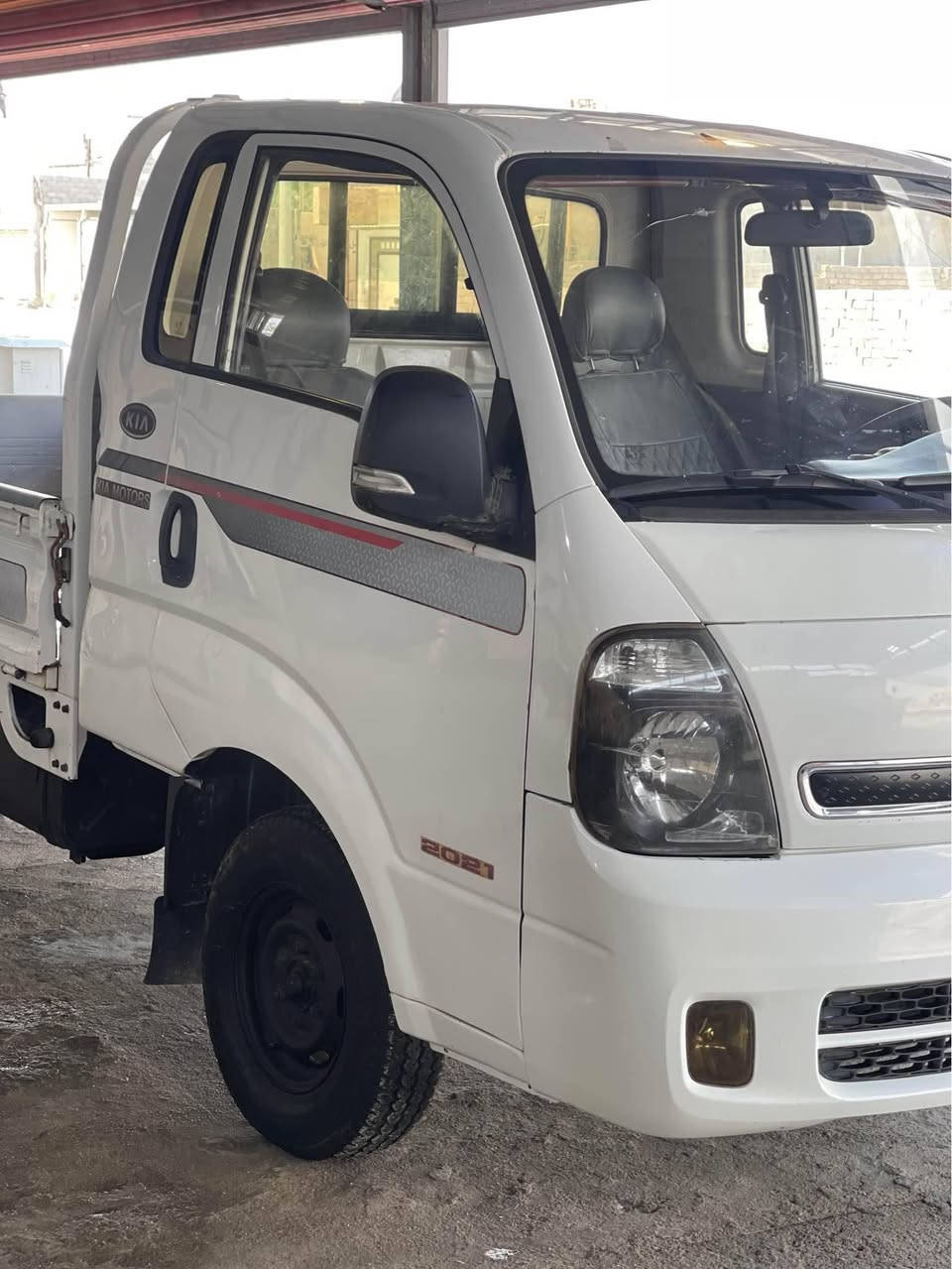 السلام عليكم بنكو نثيه 2700 مفتوح السيارة جاهزة وكلشي شغال بيه تخم تاير جديد وحداديه نص عمر والتبريد شغال ثلج تحويل ثاني يوم بسم المشتري ياخذه كامه مصفرة السعر 95 وبيه مجال حك الجيه السياره مكفوله ما عده بس الدوس وشبر من الباب بس معمرينه رقم الهاتف *********** يوجد واتساب البصرة, العراق
