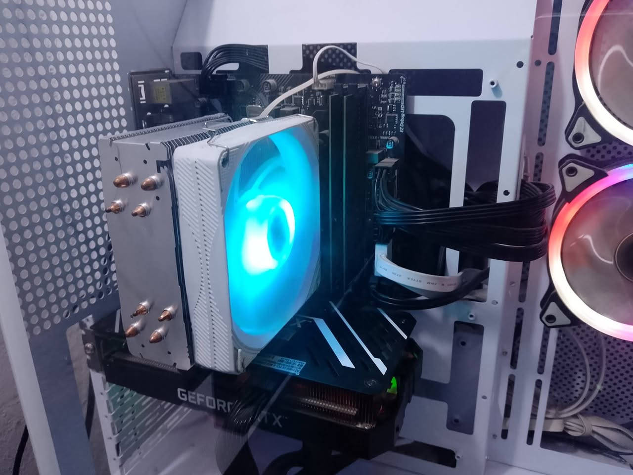 السلام عليكم تجميعه مرتبه ونضيفه تشغل اي شي يعجبك باداء حلو
معالج :  i5 9400f
كرت : Galax 3050  8g 
تحزين :  500gb ssd
رامات : 16gb ddr4 lexar
بور :   650w
بورد :   H310M pro 
مبرد : Air cooling

شاشه حجم ٣٢ و ٦٠ هيرتز و 4k سعرها ١٧٥ الف 

كيس سعره ٦٢٥ الف بيه مجال حك الجيه للطيبين 

مكاني بغداد الدوره حي المعلمين 
7748406454
