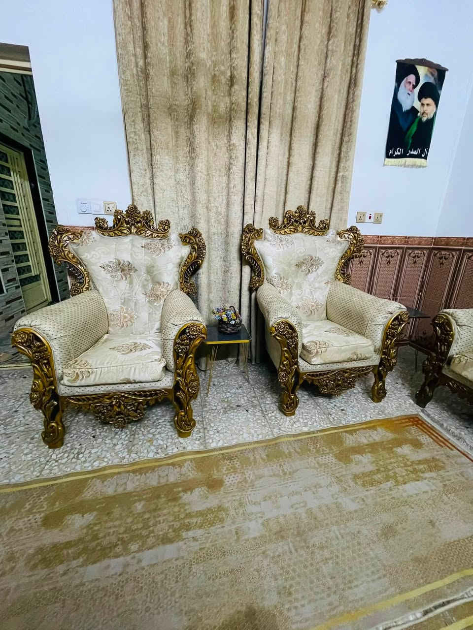 تخم🛋️ملكي تكمه ثكيل جدا ١٠ مقاعد جديد نضيف اي ضرر ما بيه السعر ٣٠٠ وبيه مجال العنوان البلديات الرقم *********** ( يوجد توصيل بعد المعاينه )

