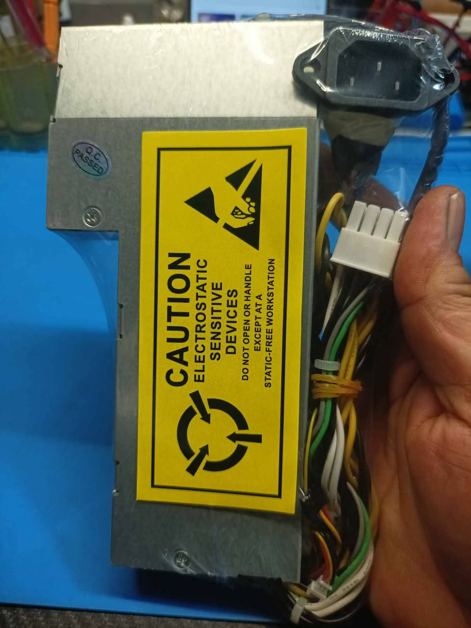 Dell Power Supply):
يُستخدم بشكل رئيسي في أجهزة Dell OptiPlex All-in-One (AIO) (مثل طرازات OptiPlex 7450 AIO وما يماثلها من تلك الفئة المدمجة) وتأتي غالباً بقوة 155 واط. بغداد, العراق
