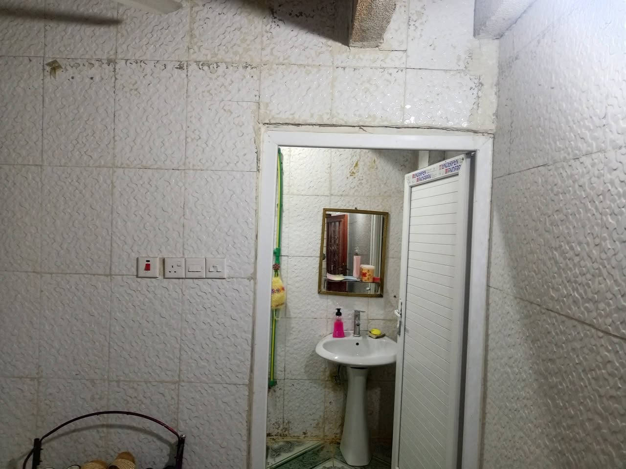 السلام عليكم 
بيت ملك طابو صرف موقع تجاري مميز العلگاية الشارع الاول خلف صيدلية لؤلؤة الماس المساحة 250 متر يتكون من استقبال وهول ومطبخ وغرفتين
السعر 130 وقابل للتفاوض 
للاستفسار التواصل 
***********
