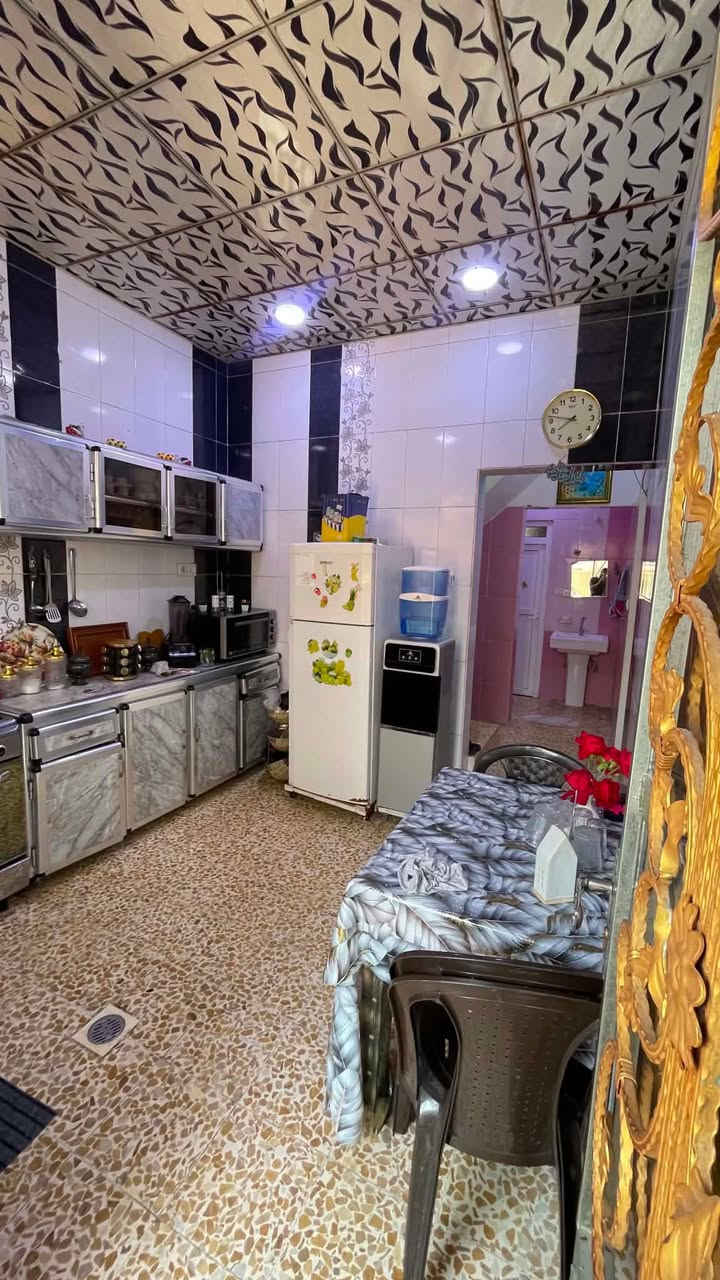 سلام عليكم ورحمة الله وبركاته 
بيت للبيع في حي البكر قرب جامع البديع المساحة ١٥٠متر واجهة ٧،٥متر بناء جديد المنزل يتكون 
كراج +حديقة داخلية صغيرة 
مطبخ 
استقبال 
هول 
غرفتين بل صدر 
مناور ٢ 
 صحيات 
بيتونه  البيت طابق واحد 
للإستفسار  ***********

