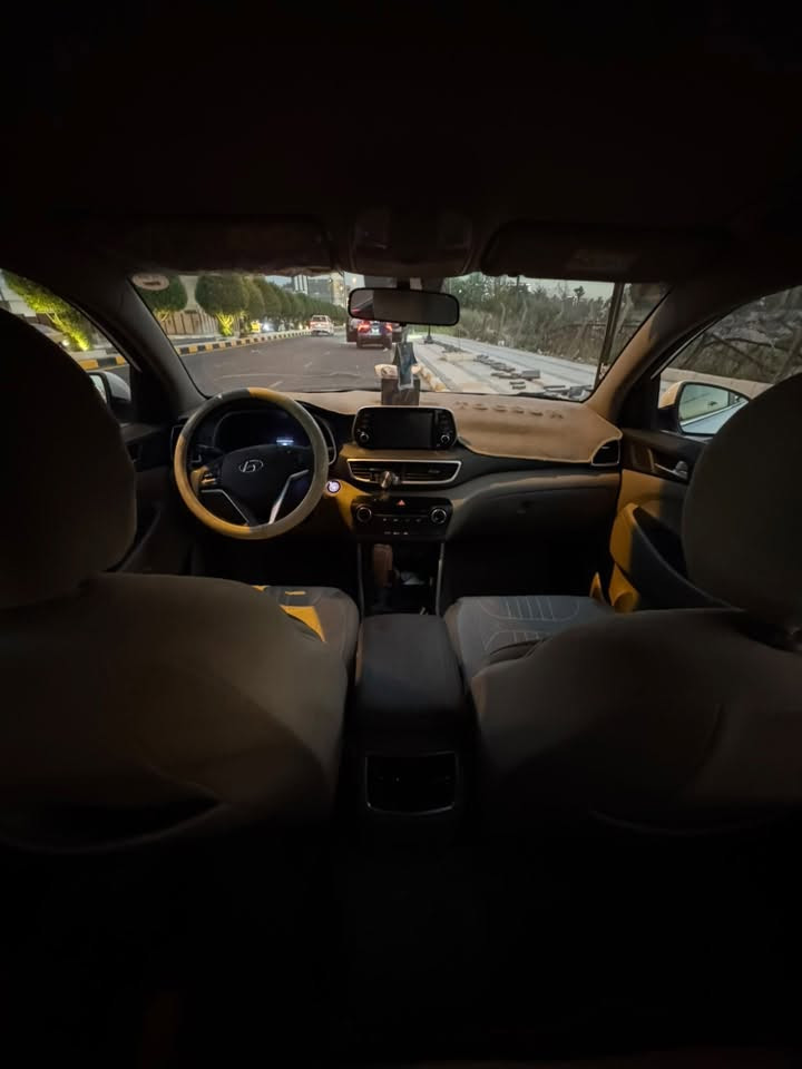 🚘 للبيع توسان 2019 MID
📍 المكان: بغداد – المنصور
الموديل: 2019
الممشى: 70 ألف كم
السعر: 195 ورقة، بيها مجال للشراي ، للبيع فقط بدون مراوس
مواصفات السيارة:
• شاشة تدعم Apple CarPlay
• كاميرا خلفية
• حساسات أمامية وخلفية
• مرايا شفط كهربائية
• مقعد السائق كهرباء
• تشغيل بصمة
• تحكم بالمقود
• تكييف أوتوماتيك
• بلوتوث + USB + AUX
• زجاج كهربائي
• LED نهاري
•اير باك للسائق
• مقاعد خلفية قابلة للطي
السيارة بيها ضربة خفيفة بالصندوق، مصبوغة على كد شبر تقريباً، والضربة ومكان الصبغ موضحات بالصور المرفقة بالمنشور.
السيارة متوفرة للمعاينة والفحص، وأي شخص جاد يگدر يفحصها بالمكان اللي يريده.
للاستفسار: ***********
الرقم يدعم واتساب

نص مكتوب في الصور:
- المربع الاحمر صبغ على كد شبر